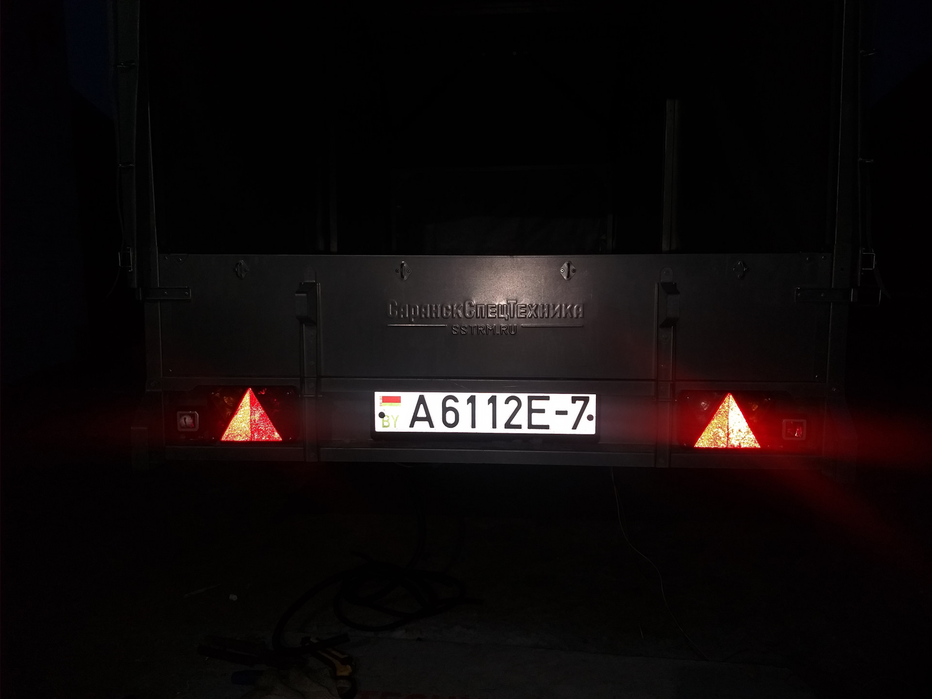 Задний ход на прицеп. Упора прицепа 8285-12. Прицеп сст-7132-02 задний ход. Фонарь заднего хода на прицеп. Яркие фонари заднего хода на прицеп.