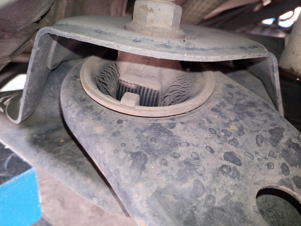 Фото сайлентблоков. Походят ещё? — Toyota Prius (30), 1,8 л, 2012 года ...