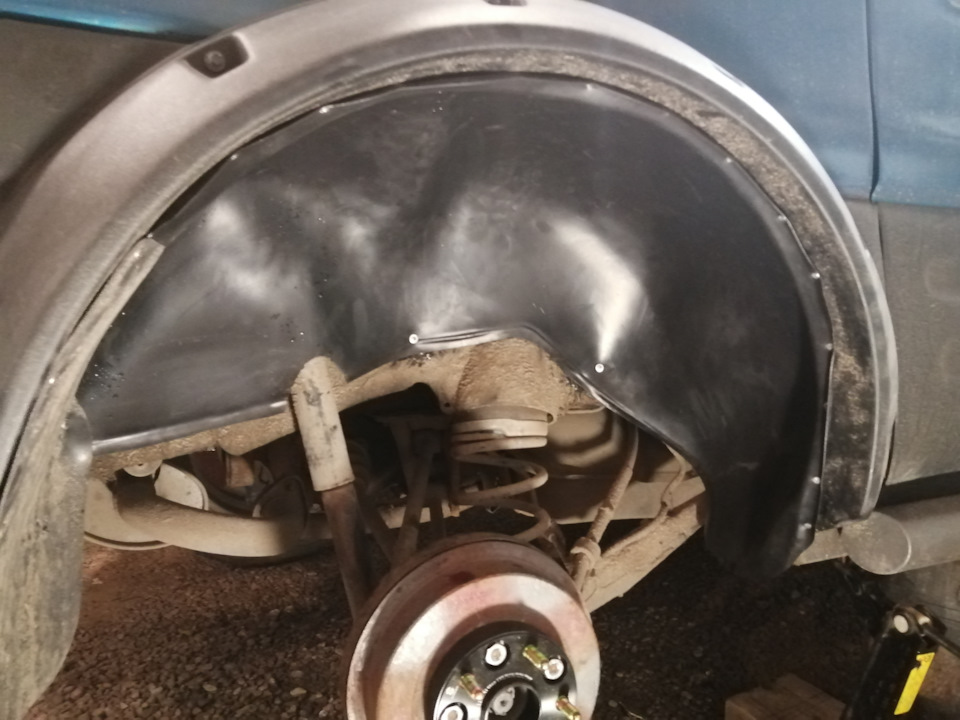 Установка задних подкрылок от Chery Tiggo — Toyota RAV4 (I), 2 л, 1994 ...