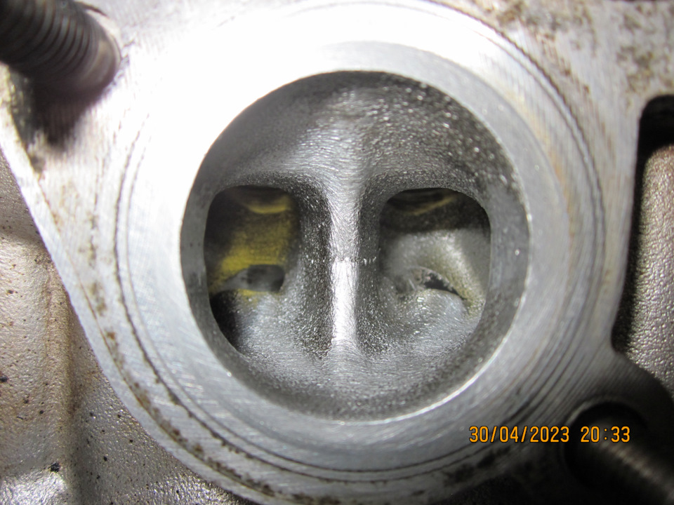 Очищенный щёткой и доработанный бормашинкой выпускной канал — Lada Vesta SW (1G)