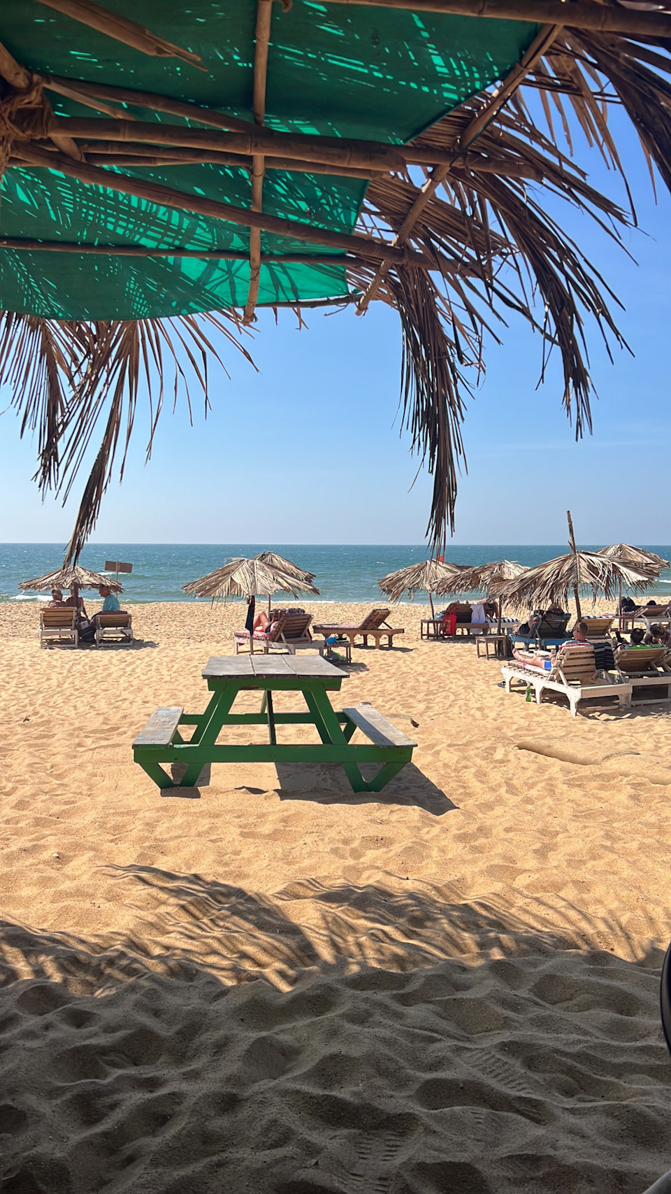 писающие на пляже