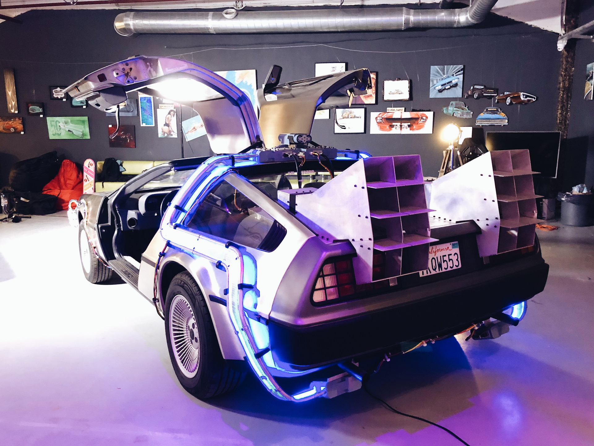 Автомобиль через 10. DELOREAN drive2. Машина за 10 миллионов. DELOREAN из назад будущего. Делориан фотозона.