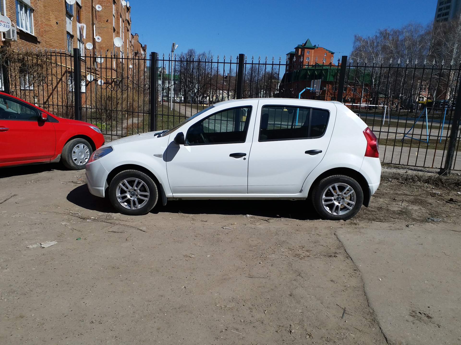 Диски на рено сандеро. R15 на Рено Сандеро. Renault Sandero 2 r15. Рено Сандеро r16 r15. Диски Renault Sandero Stepway r15.