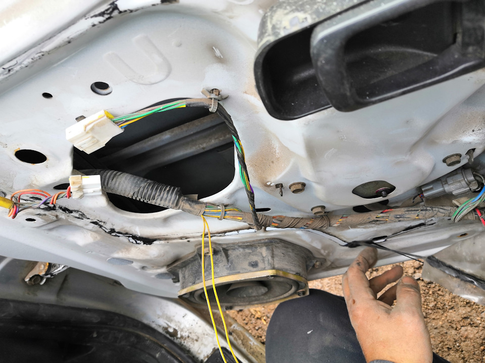 829014E610 Обшивка двери задн. лев. Nissan Bluebird EU13 EU13 1994 купить бу по 