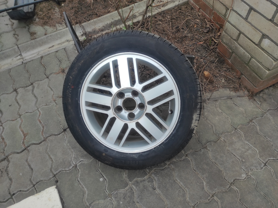 Замена колес и ревизия шипов. Моя очередь отдирать диск от машины ...