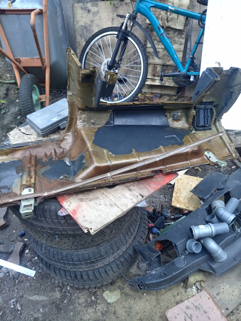 Уголок оторвался — Lada 2120 Надежда