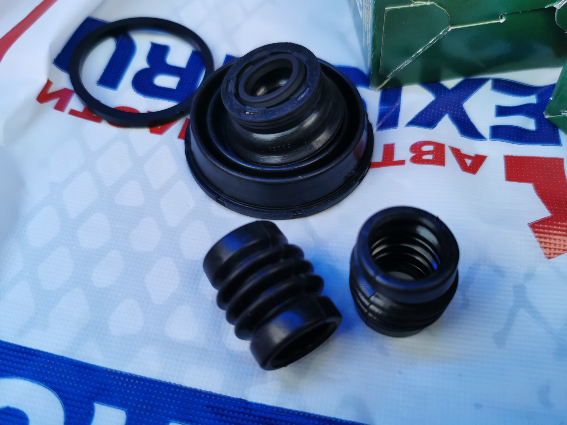 Ремкомплект резинки на направляющий палец суппорта дискавери 4 febest. Уплотнитель направляющих суппорта тойота. Резинка суппорта. Пыльники направляющих суппорта ивеко дейли. Пыльник пальца суппорта 2108 "брт".