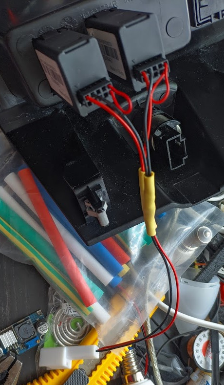 Разъёмы взяты от набора — один напаян на зачищенный провод у корня разъёма прикуривателя с длиной провода в 2 см и заизолирован тканевая+2 слоя обычной оппозитно намотанной изоленты, другой оставлен на этой стороне — Lada XRAY