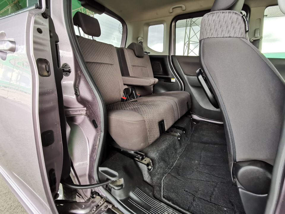 Очень много места для задних пассажиров, индивидуальные подлокотники, откидные столики, всякие кармашки. — Mitsubishi Delica D:2 (1G)