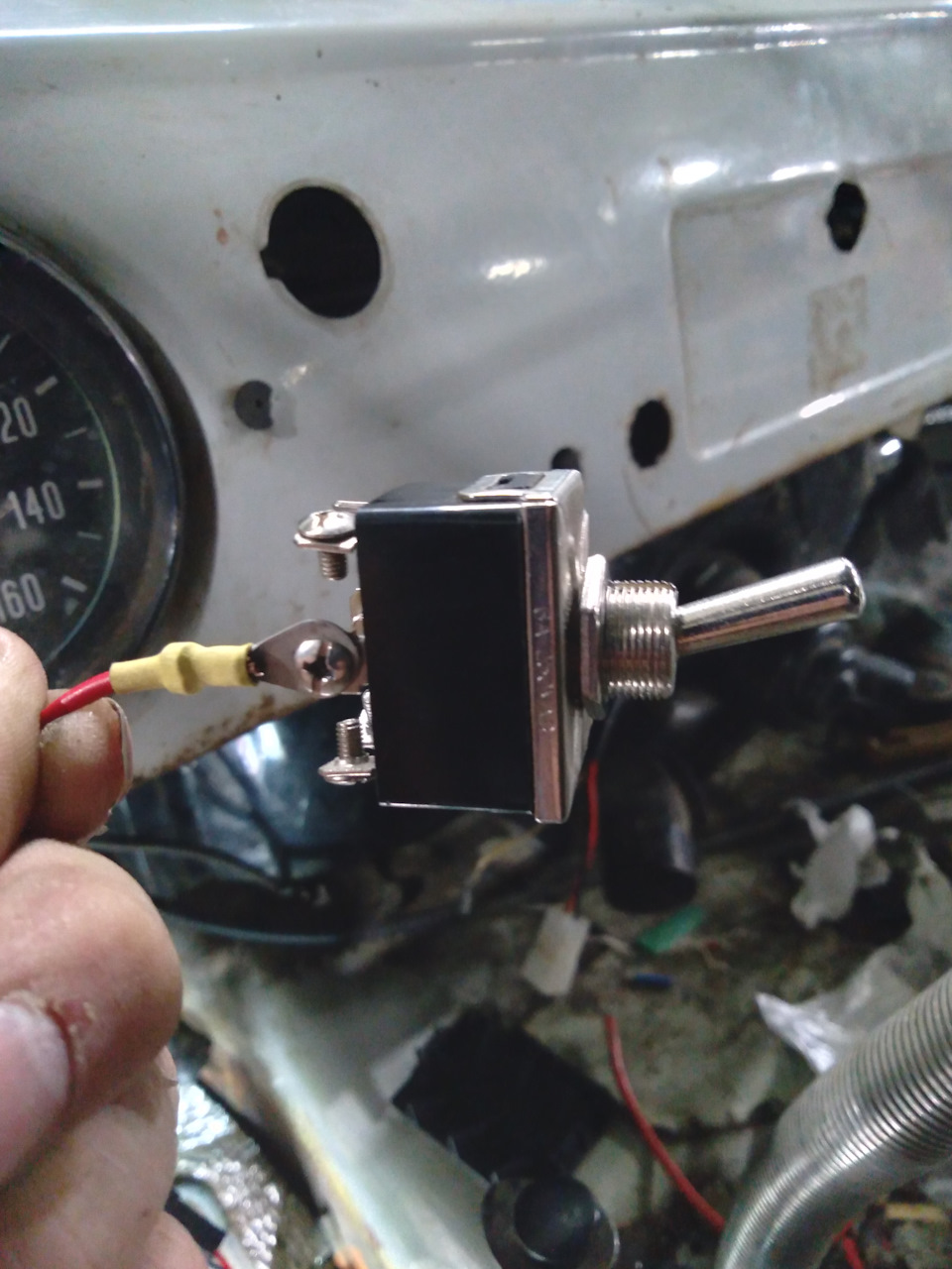 Вот сюда он так долго шёл, и мог дальше просто обойти тумблеры, по схеме… — УАЗ 469