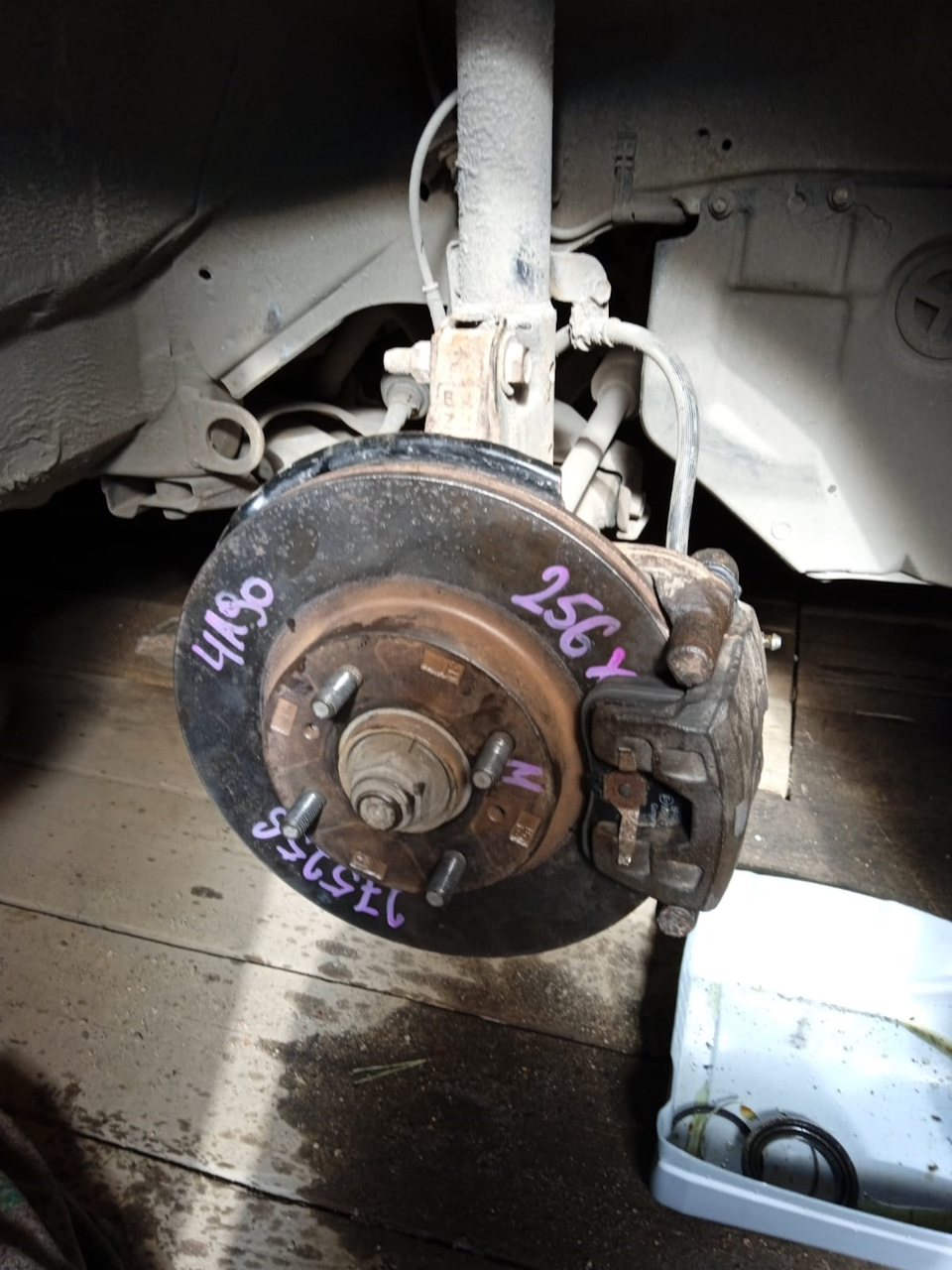 Замена тормозных дисков. Переборка суппортов. — Mitsubishi Colt Plus, 1 ...