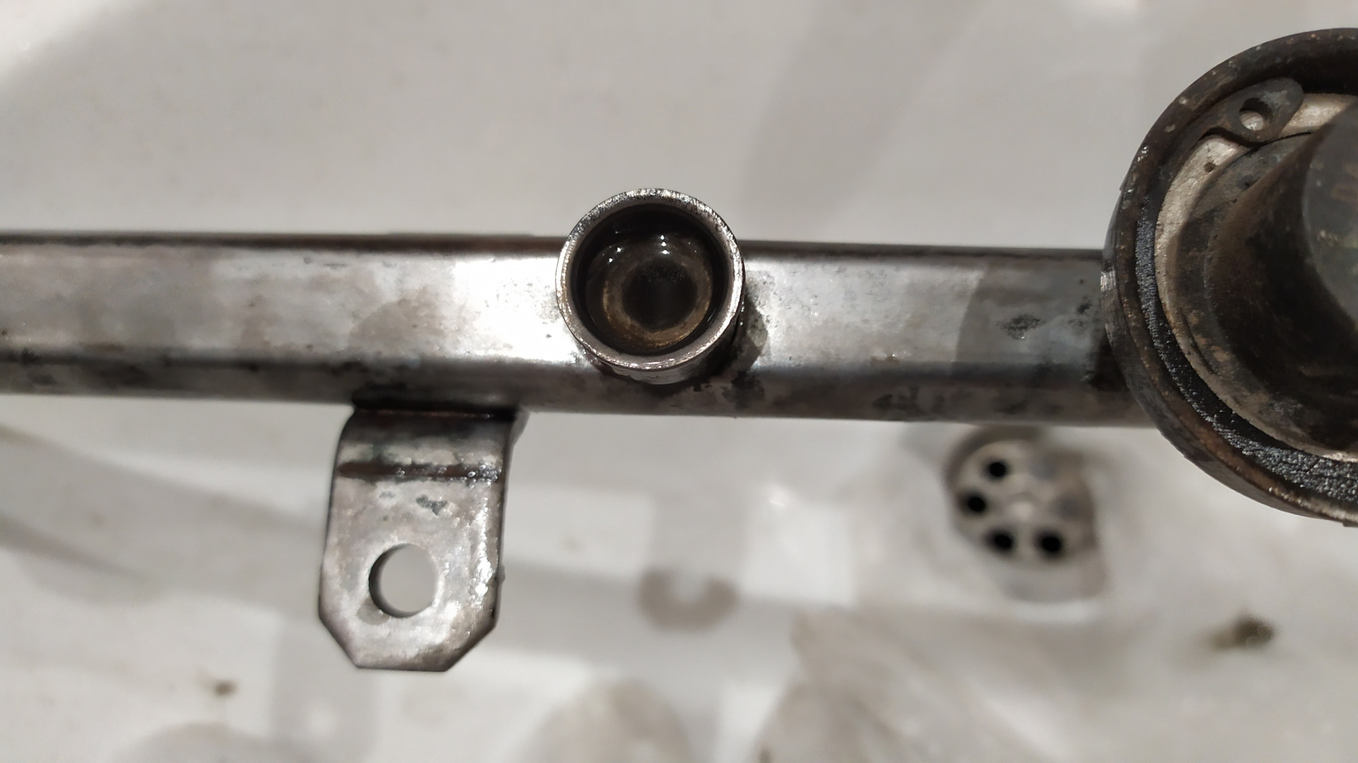 Форсунка инжектора ваз 2110. Промыть форсунки уаз патриот 409 двигатель. Чистка рампы. Чистка рампы. Форсунки ваз 2107 инжектор.