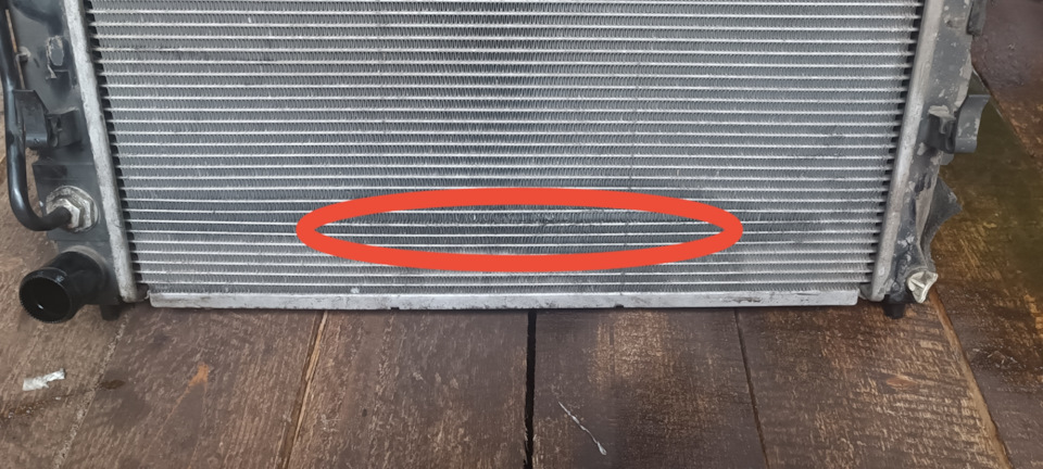 3. Место где прохудился, как будто иголкой проткнули, было 3 тонких струйки, потёк со стороны вентилятора — Hyundai Santa Fe (2G)