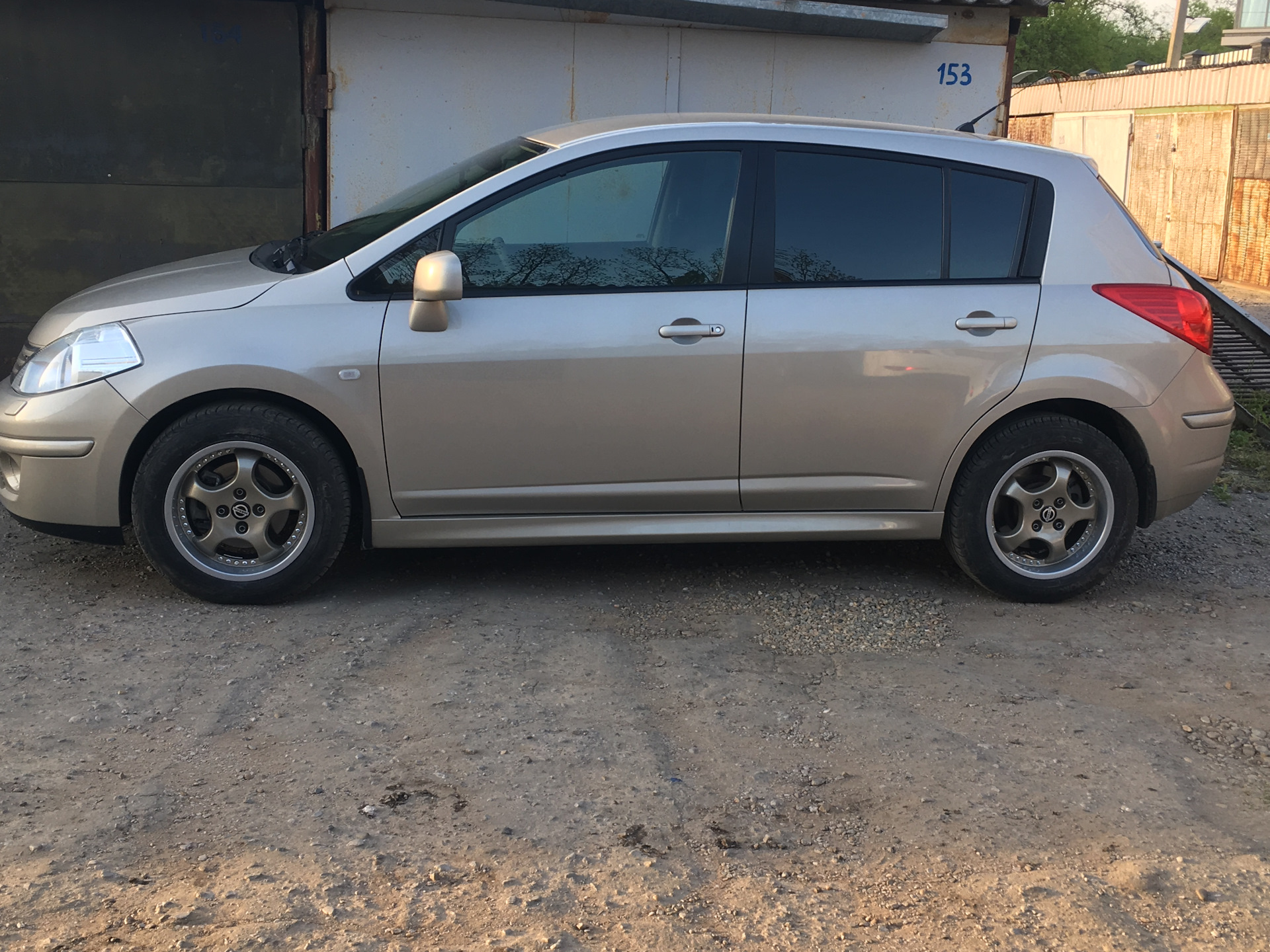 Диски тиида. Ниссан Тиида r16. Nissan Tiida диски r16. Nissan Tiida седан r16. 205/60 R16 Nissan Tiida.