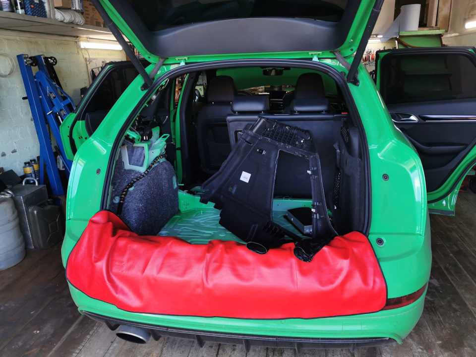 начало разборки. Бак и насос решено устанавливать в багажнике (так как метанолом пользоваться не планировал, а этанол безопасен в случае протечки) — Audi RS Q3 (1G)