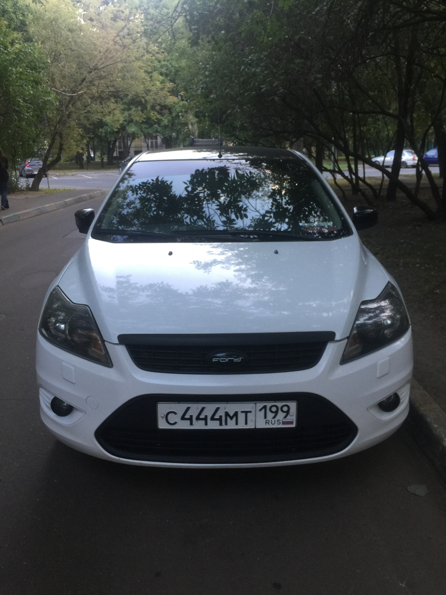 Молдинг в черный цвет и наклейка на эмблему — Ford Focus II Hatchback, 1,6  л, 2008 года | стайлинг | DRIVE2