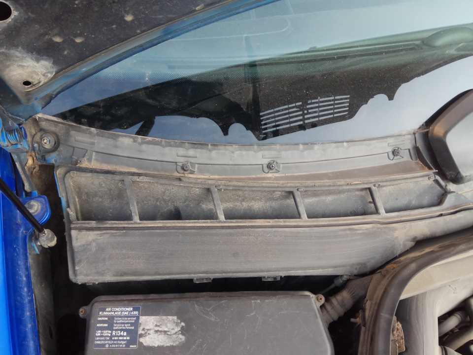 Очистка сливных дренажей под капотом W208 CLK 320 Kabrio — Mercedes ...