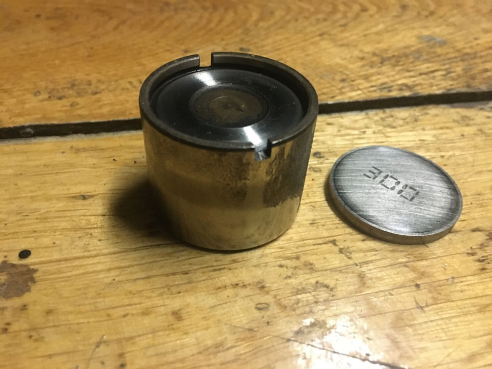 Толкатель и шайба-старый вариант. — Москвич 2141