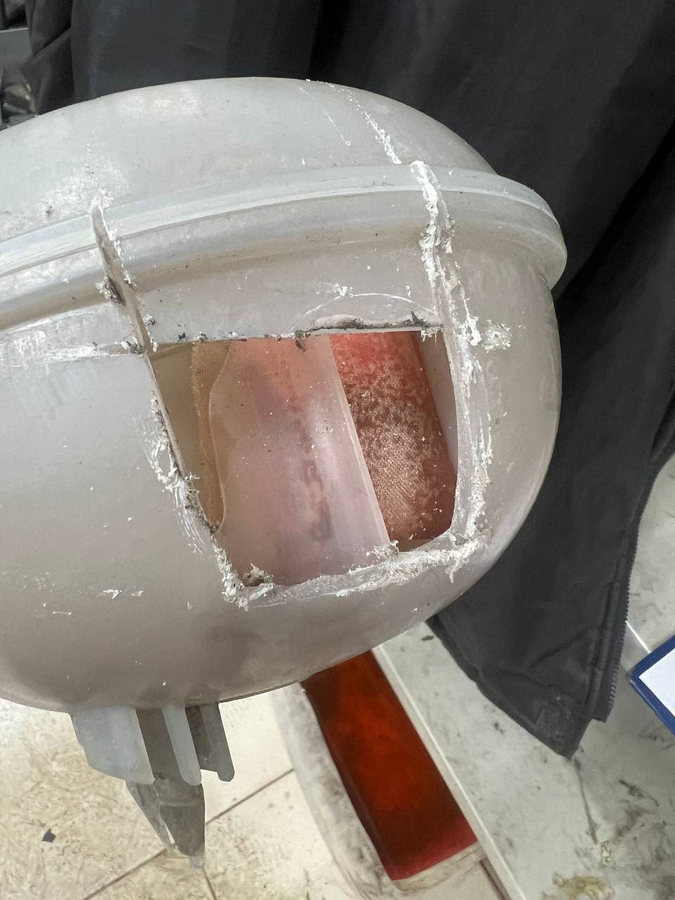 Распиленный бачок охлаждающей жидкости — Volkswagen Tiguan (2G)