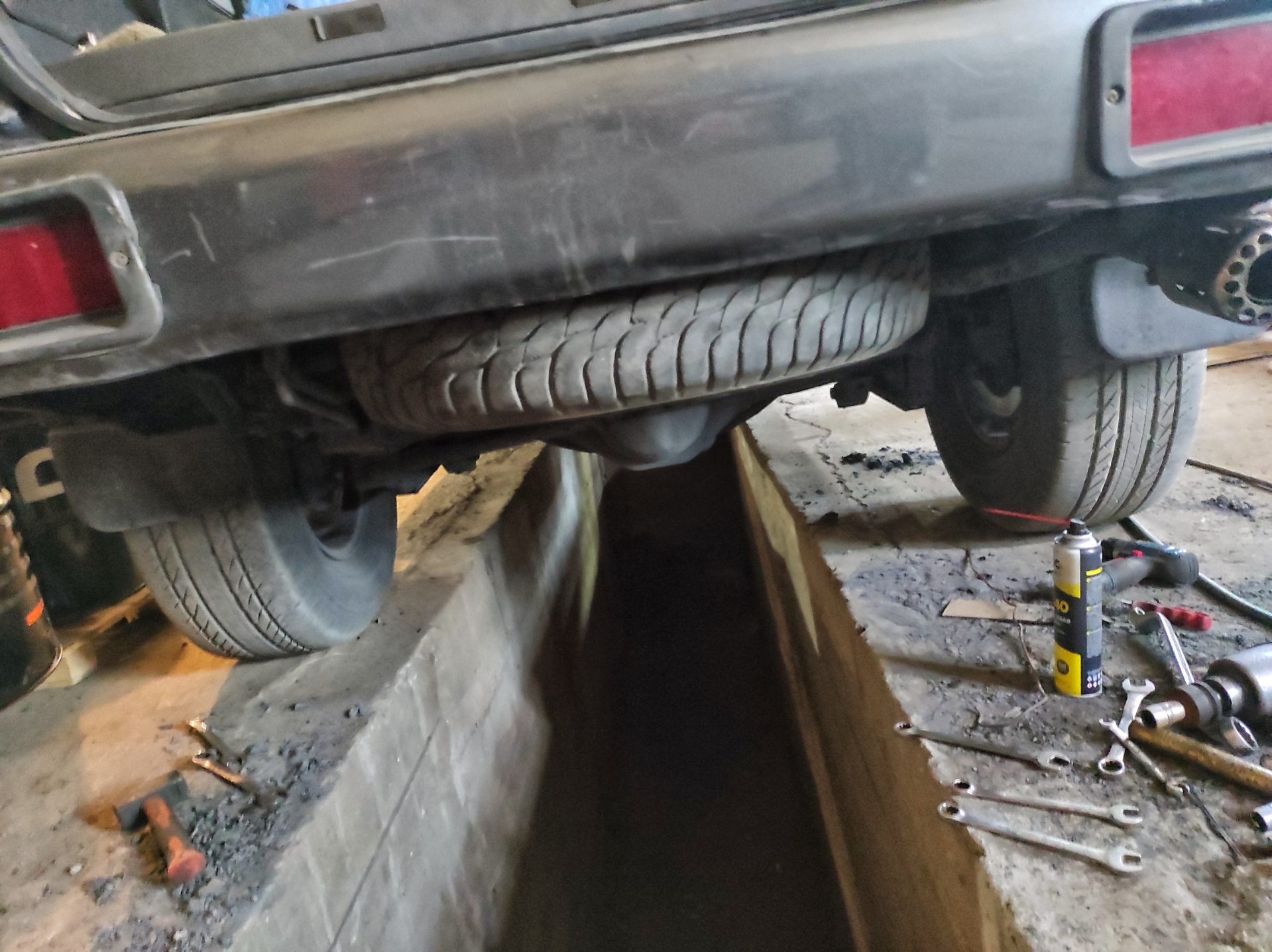 Крепление запаски, снятие фаркопа — Mitsubishi Montero Sport (1G), 3 л ...