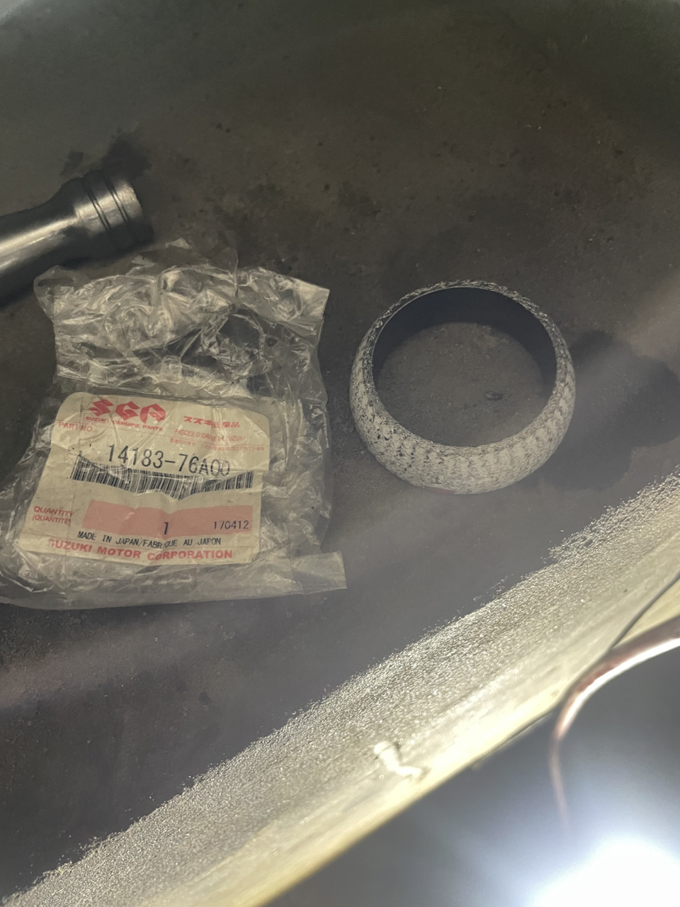Если есть возможность кольцо лучше ставить оригинальное, стоит гораздо дольше аналогов. — Suzuki SX4 (1G). Запчасти на фото: 1418376A00