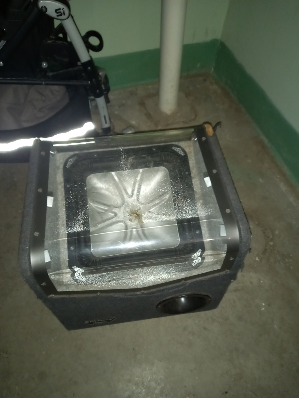 Будка для Kicker Solobaric L5 — Audi A8 (D2), 2,8 л, 1995 года ...