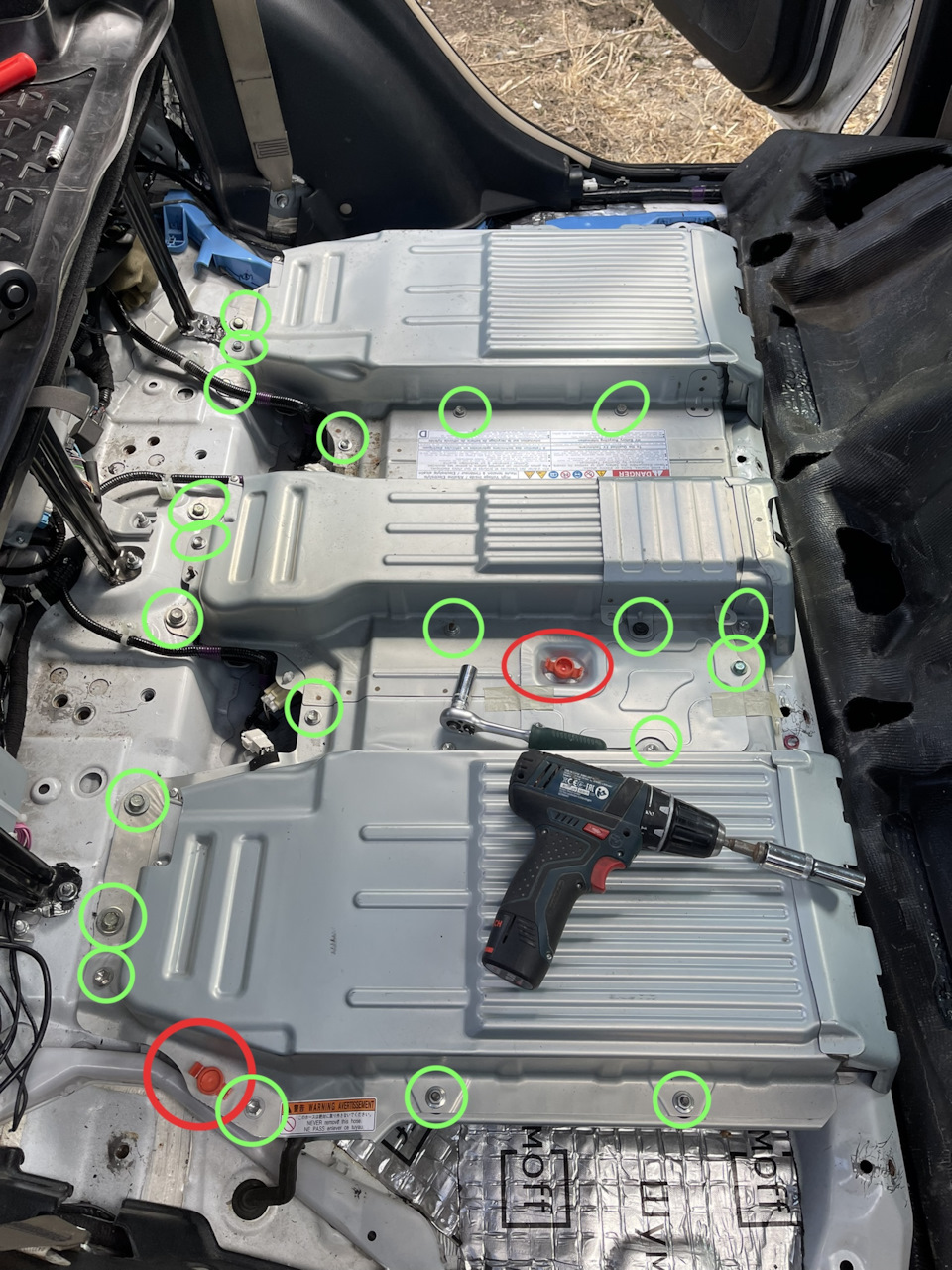 Выкрутить все болты (на 10 и на 12) крышки ВВБ — Lexus RX 400h (2G)