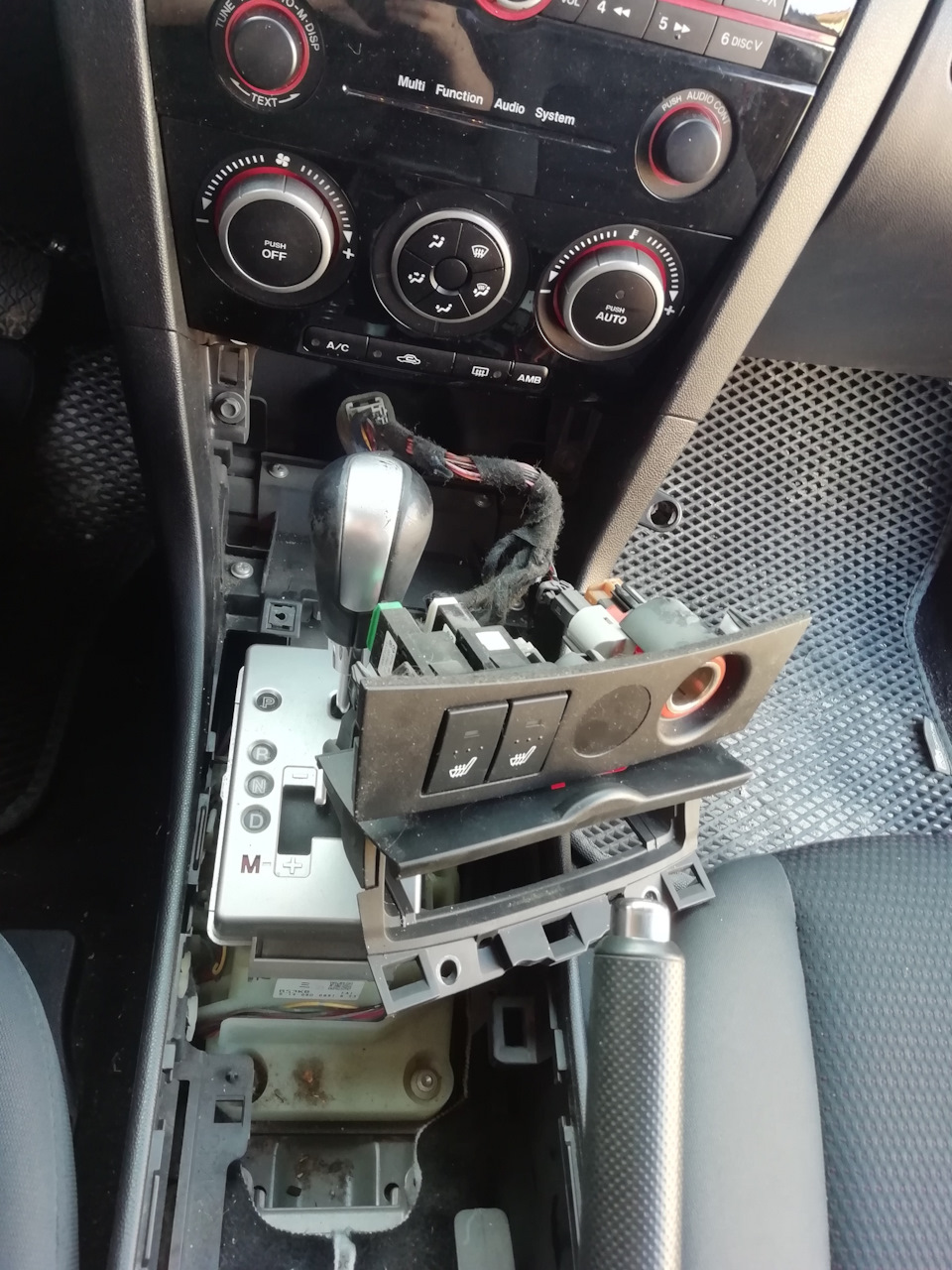 #19: ナンバーステッカー OEM подиум под номер и браслет на руку — Mazda 3 (1G) BK ...