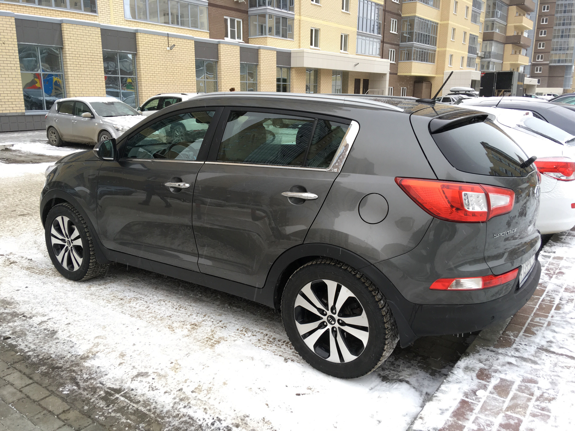 Разбор sportage. Детали Kia Sportage. Автосервис Киа Спортаж. Киа в759тт134. Запчасти Киа Спортаж.