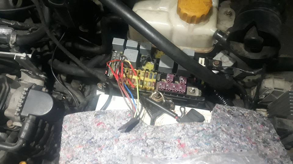 Дхо дальний в полнакала на шевроле ниву. BAAAAgHHKeA 960. Дхо дальний в полнакала на шевроле ниву фото. Дхо дальний в полнакала на шевроле ниву-BAAAAgHHKeA 960. картинка Дхо дальний в полнакала на шевроле ниву. картинка BAAAAgHHKeA 960. Изучил как кто ставил подобный модуль и даже от автора дхо mgook. Но мысль тянуть два провода через всю подкапотку мне не нравилась совсем.Решил сделать все в блоке предохранителей. И с предохранителем и с реле, типа феншуй :) Расходники то у меня уже, остались с установки птф, правда происходила установка птф и дхо с разницей в два дня, но это не важно.Потыкав тестером в блоке предов нашел нужные места. Подкинул провода, протестировал, работает.
