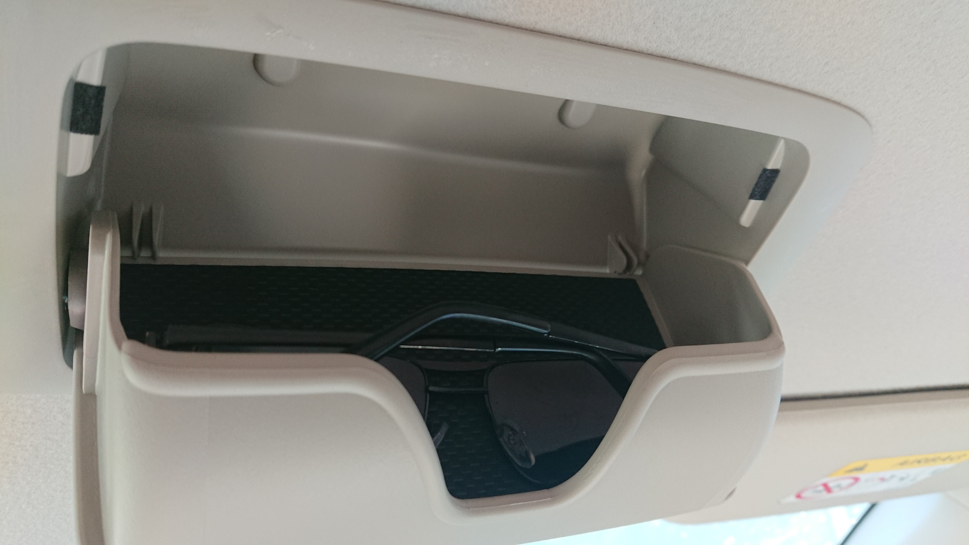 Очечник mitsubishi outlander. Очечник аутлендер. Mitsubishi 7200b249ha. Очечник mitsubishi outlander. Очечник вместо ручки водителя аутлендер хл.