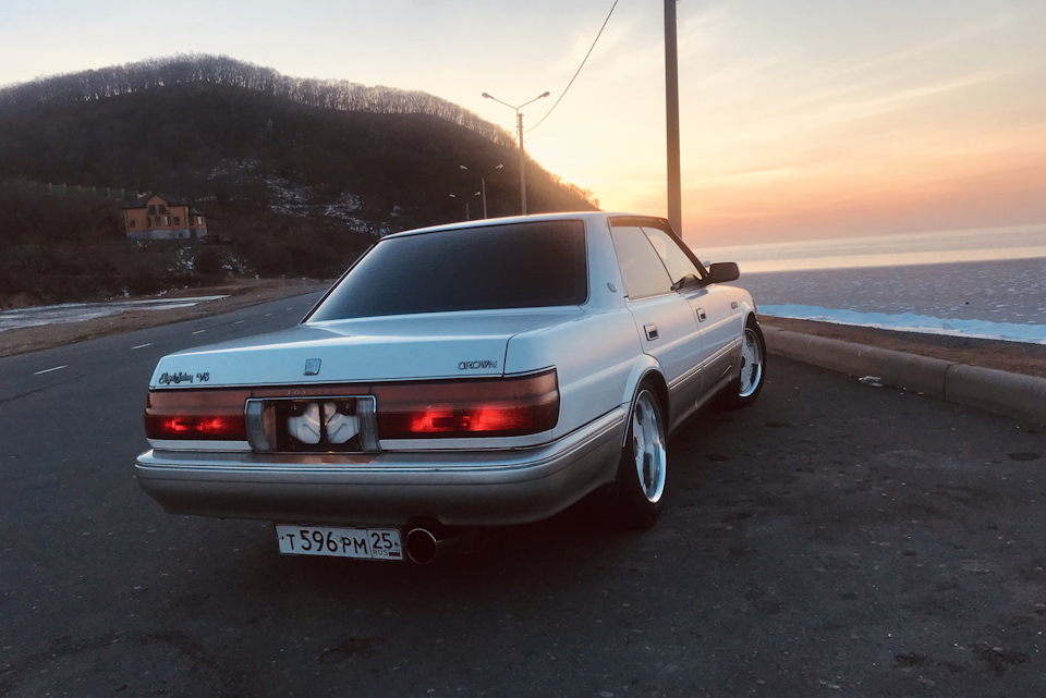 Toyota crown 131 wide body отличие