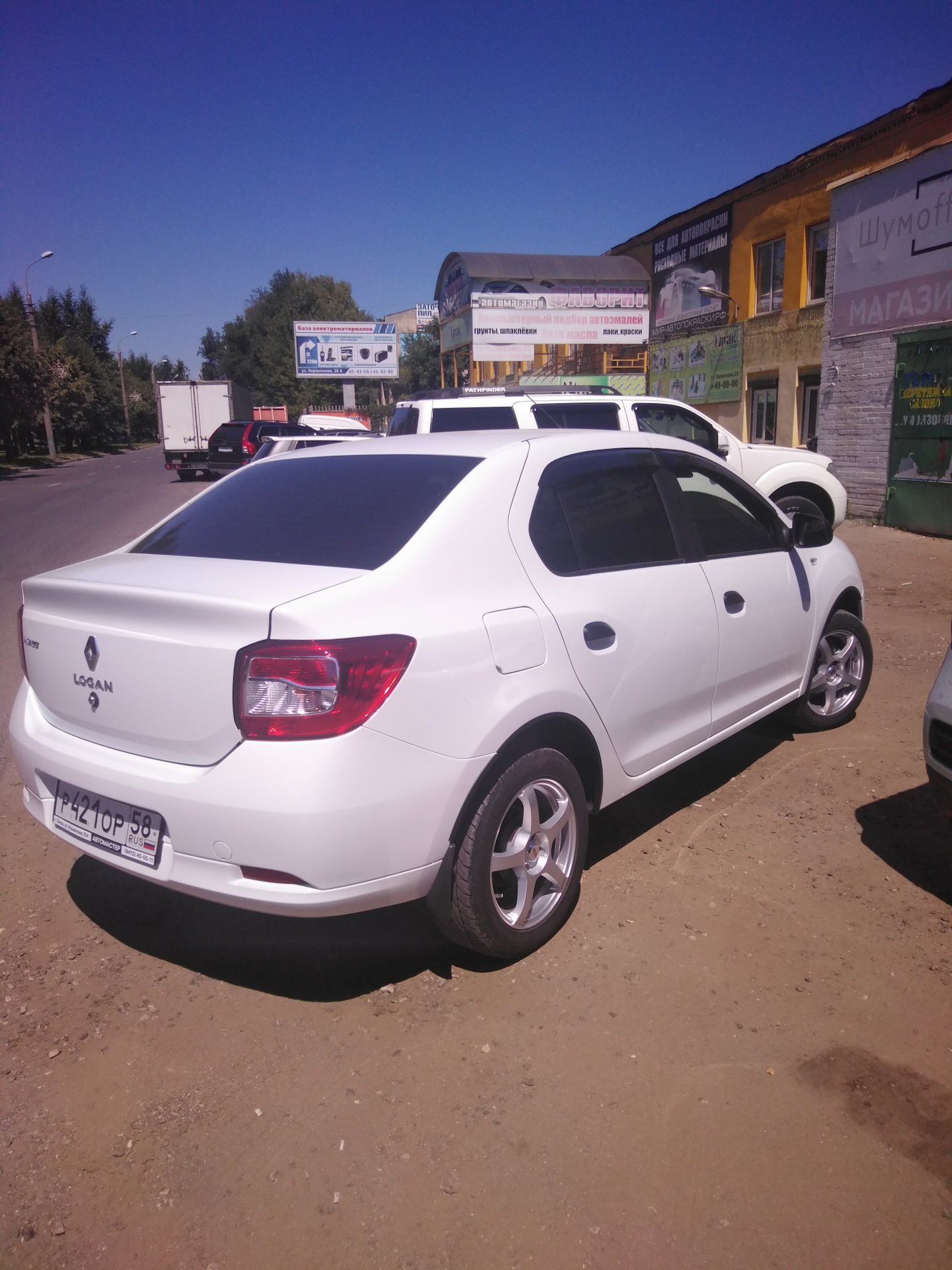 Прошивки логанов. Рено Логан 206. Рено Логан 888 154. Renault Logan 2014 гос номера. Логан белый 781 гос номер.