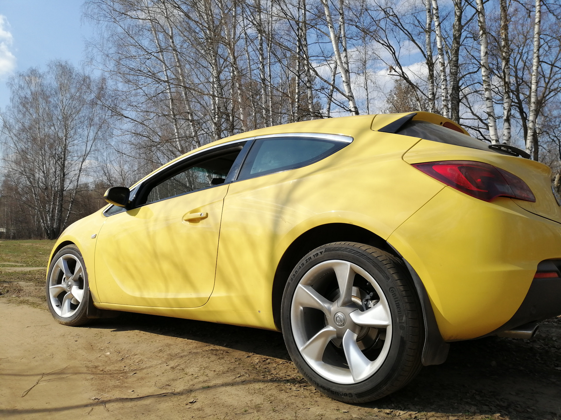 Astra диски. Opel Astra j GTC на 19 дисках. Opel Astra GTC r19. Колеса на Opel Astra GTC. Astra j GTC r19.