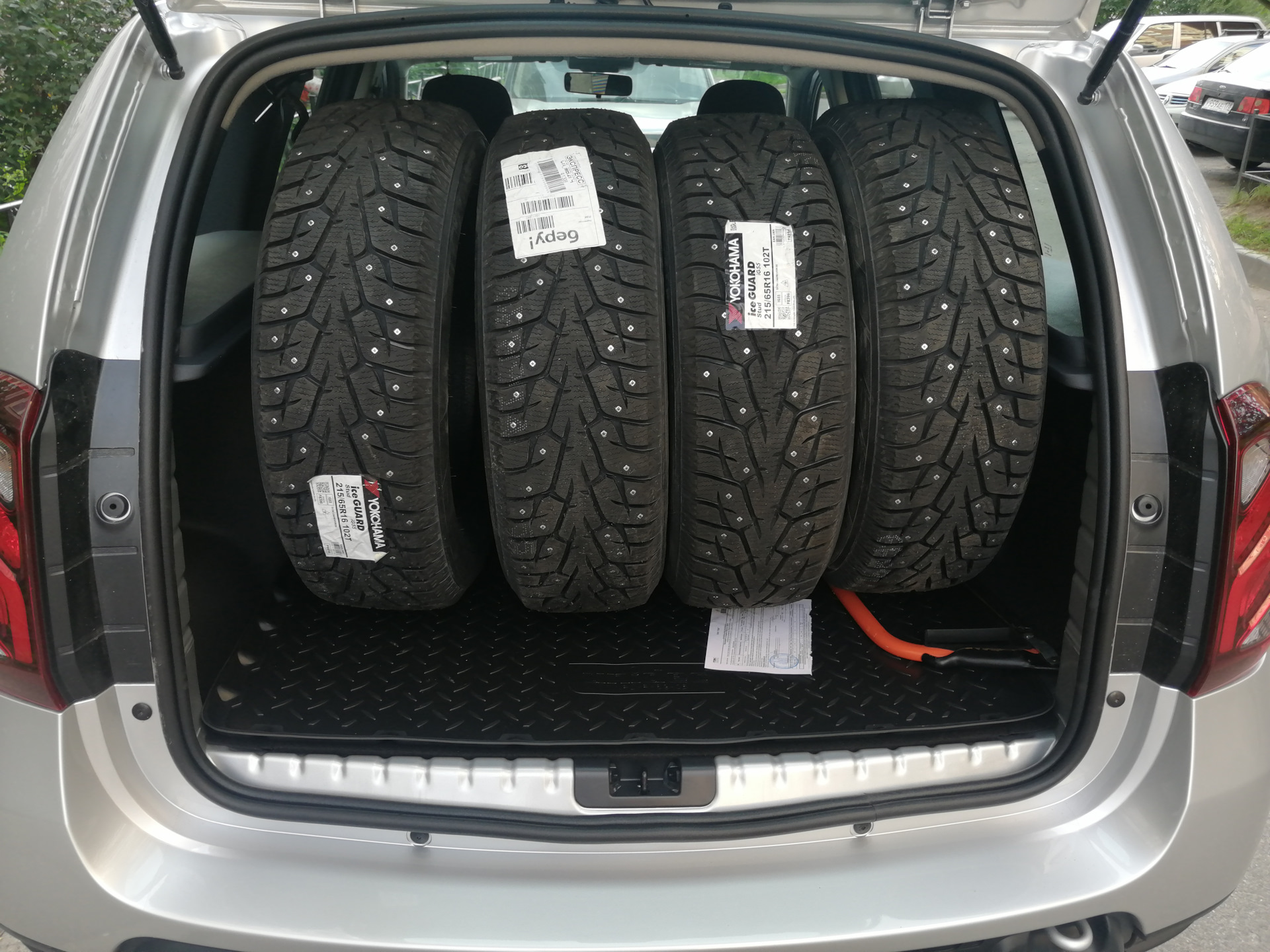 Купить резину на рено дастер. Шина Renault Duster 215/65 r16. Зимняя резина Дастер 215/65/16. Зимняя резина на Рено Дастер. Зимняя резина на Рено Дастер 215/65 r16.