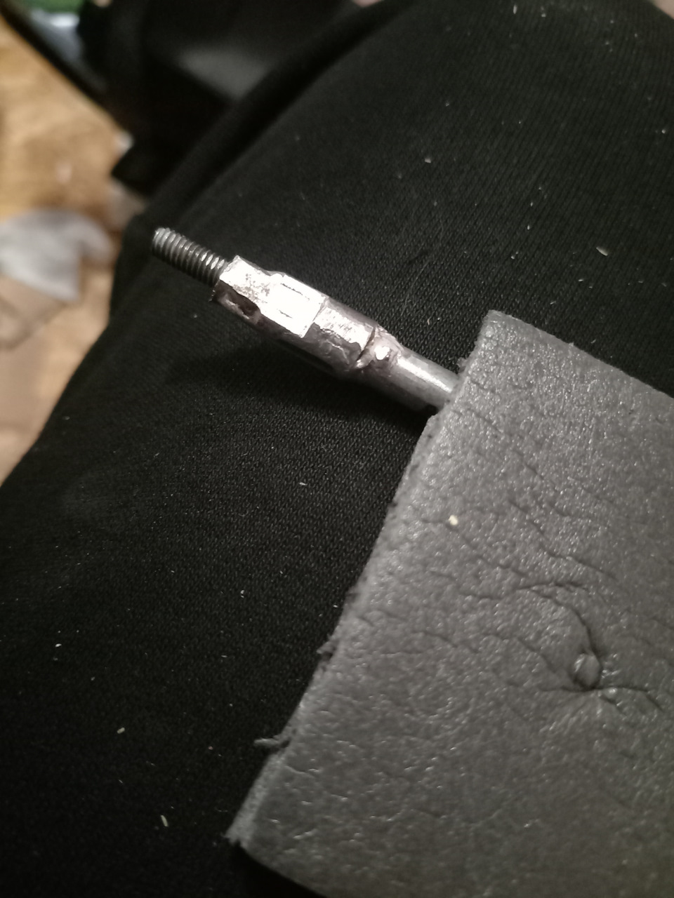 Фляней на оси заслонки, имеет лычки. Фиксируется гайкой. — Lada 2120 Надежда