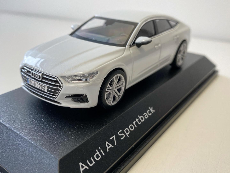 通販新品 AUDI - アウディAudi Sportback A7 スポーツバックMyth Black