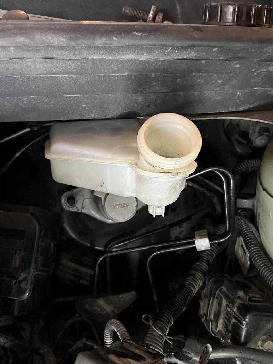 Замена ГЦТ главный цилиндр тормоза Ford fiesta 1.4 ркпп — Ford Fiesta ...