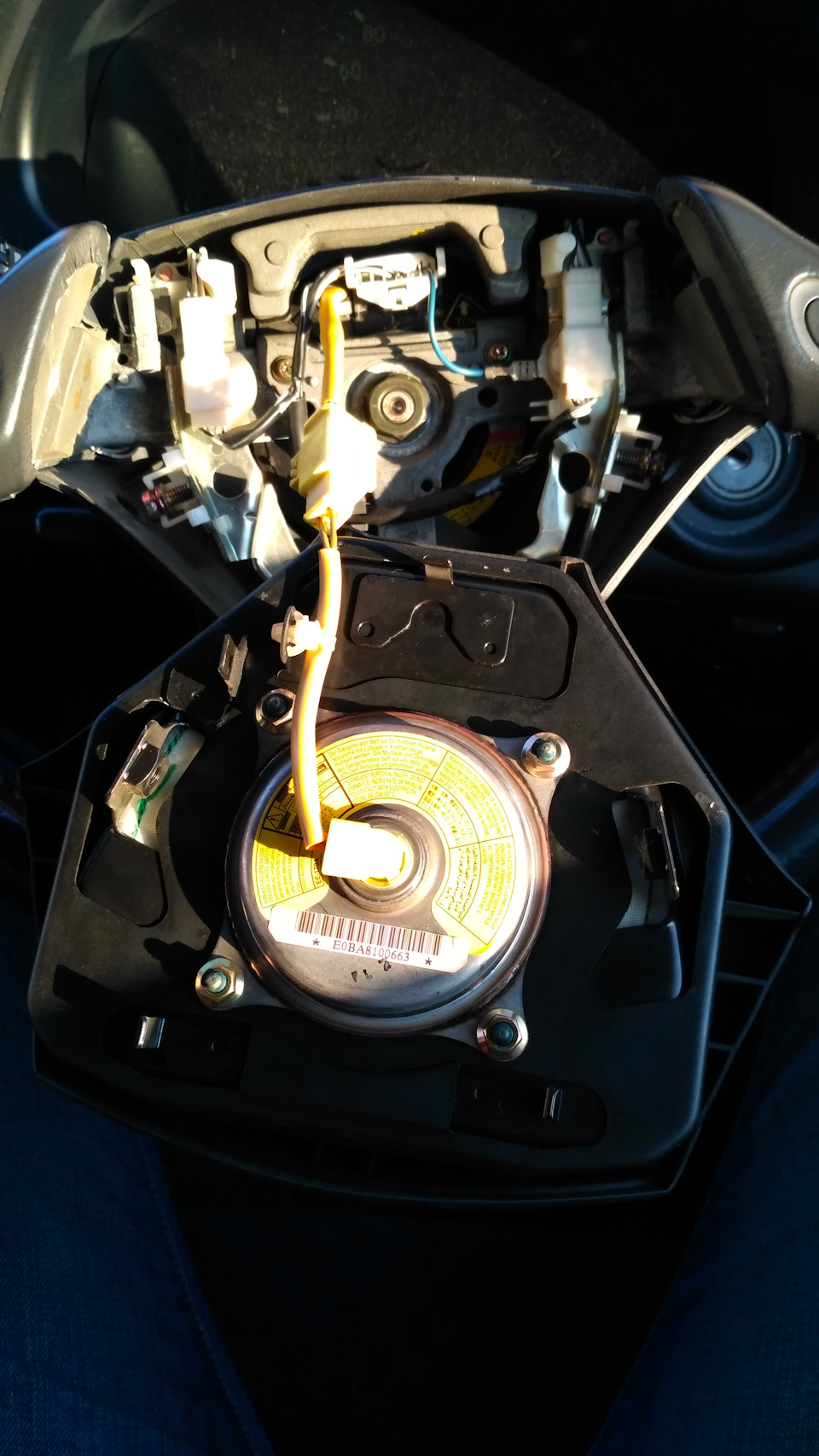 Рулевая лента что это. BBAAAgCFauA 960. Рулевая лента что это фото. Рулевая лента что это-BBAAAgCFauA 960. картинка Рулевая лента что это. картинка BBAAAgCFauA 960. В мае 2018 года перестал работать звуковой сигнал. Посчитал что лучше оригинального нет ничего и приобрел у известного разборщика контрактную шлейф-ленту руля. Замена производилась на 223683 км. Когда держал свой старый и контрактный шлейф, казалось как будто контрактный разбирался.Недавно опять пропал звуковой сигнал со всеми сопутствующими. На одометре 232935 км. И 10 тыс. км не отъездил контрактный шлейф. Может всё таки разбирался и паялся, потому и отходил так мало?На этот раз купил шлейф-ленту руля небезысветсного китайского производителя SAT.В замене в принципе нет ничего сложного. Снял клемму с аккумулятора. Открутил два болта, которые держат подушку безопасности руля, ключ торкс T30. Рулевая лента что это. BBAAAgCFauA 960. Рулевая лента что это фото. Рулевая лента что это-BBAAAgCFauA 960. картинка Рулевая лента что это. картинка BBAAAgCFauA 960. В мае 2018 года перестал работать звуковой сигнал. Посчитал что лучше оригинального нет ничего и приобрел у известного разборщика контрактную шлейф-ленту руля. Замена производилась на 223683 км. Когда держал свой старый и контрактный шлейф, казалось как будто контрактный разбирался.Недавно опять пропал звуковой сигнал со всеми сопутствующими. На одометре 232935 км. И 10 тыс. км не отъездил контрактный шлейф. Может всё таки разбирался и паялся, потому и отходил так мало?На этот раз купил шлейф-ленту руля небезысветсного китайского производителя SAT.В замене в принципе нет ничего сложного. Снял клемму с аккумулятора. Открутил два болта, которые держат подушку безопасности руля, ключ торкс T30.