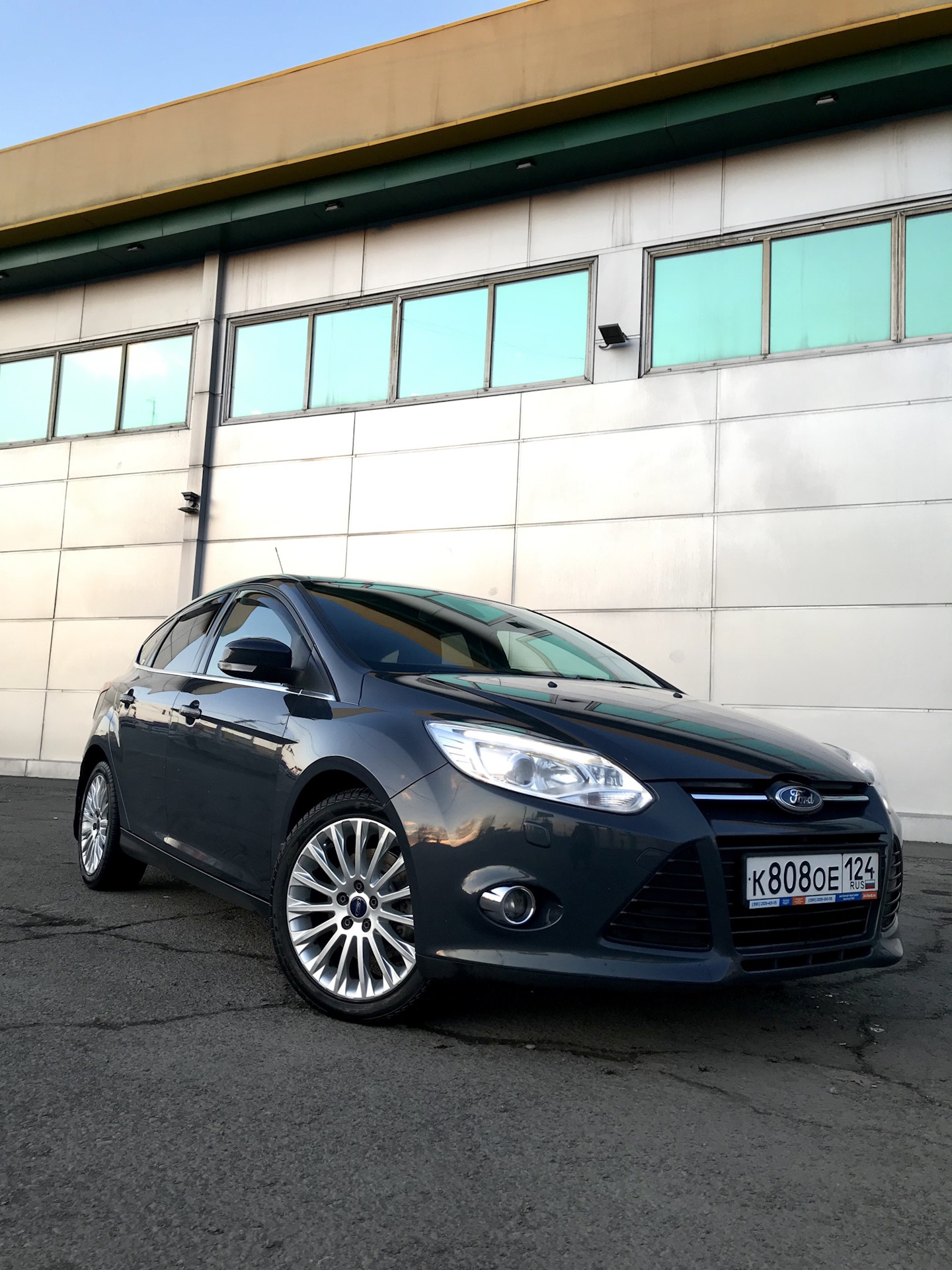 R focus. Ford Focus 3 r17. Диски Форд фокус 3 Титаниум 17. Форд фокус r17. Форд фокус 3 хэтчбек на 17 дисках.