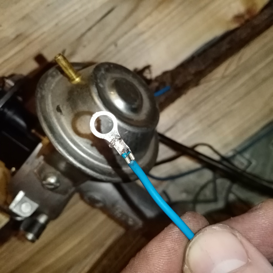 Припаял клемму под винт катушки к кусочку дополнительного провода, так как на 41-м катушка зажигания стоит дальше, чем на классике. — Москвич Святогор