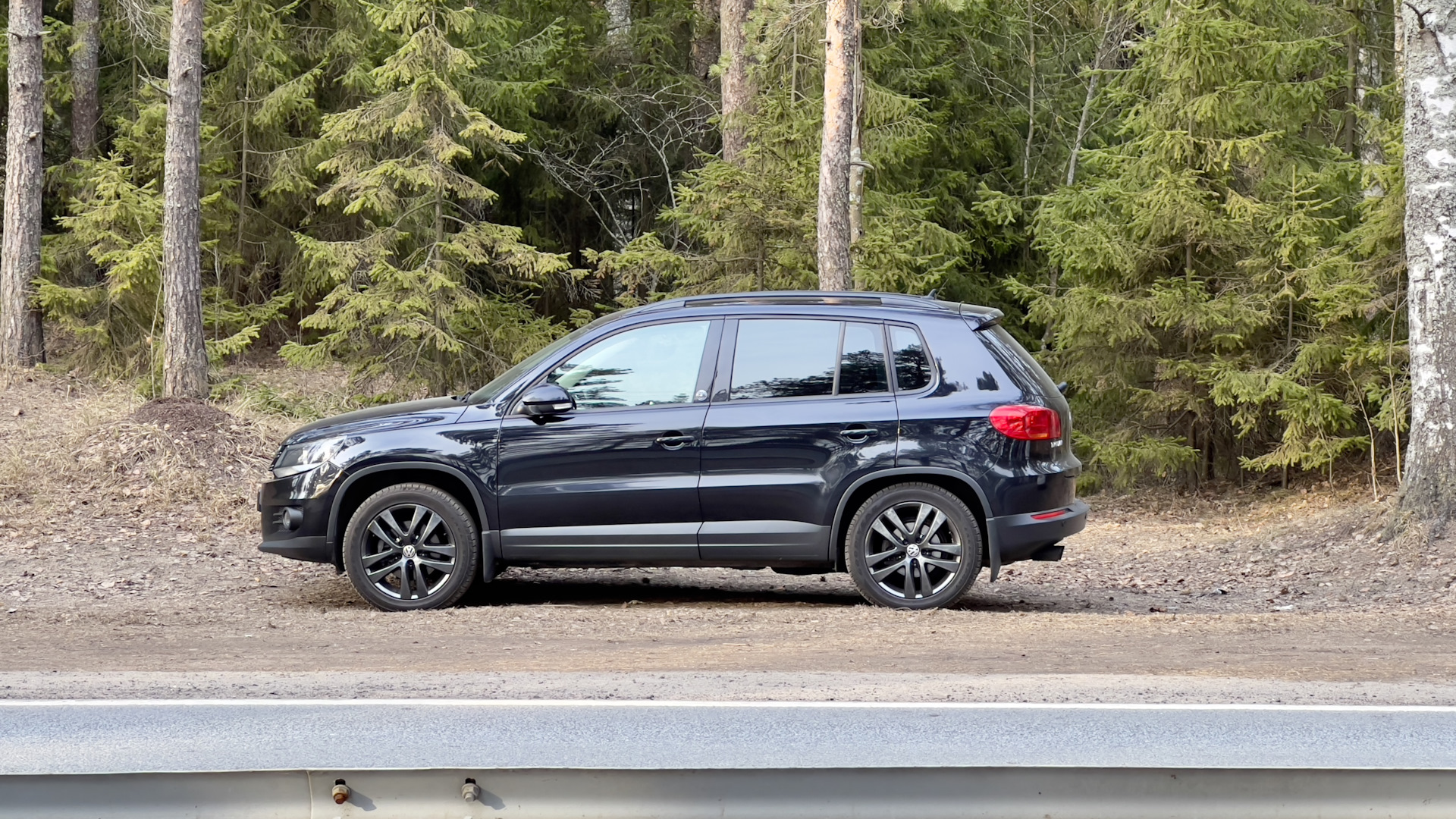 Tiguan 2 диски черные. Тигуан оффроад 2019. Тигуан 2019. Volkswagen tiguan с панорамной крышей. Тигуан 2 драйв2.