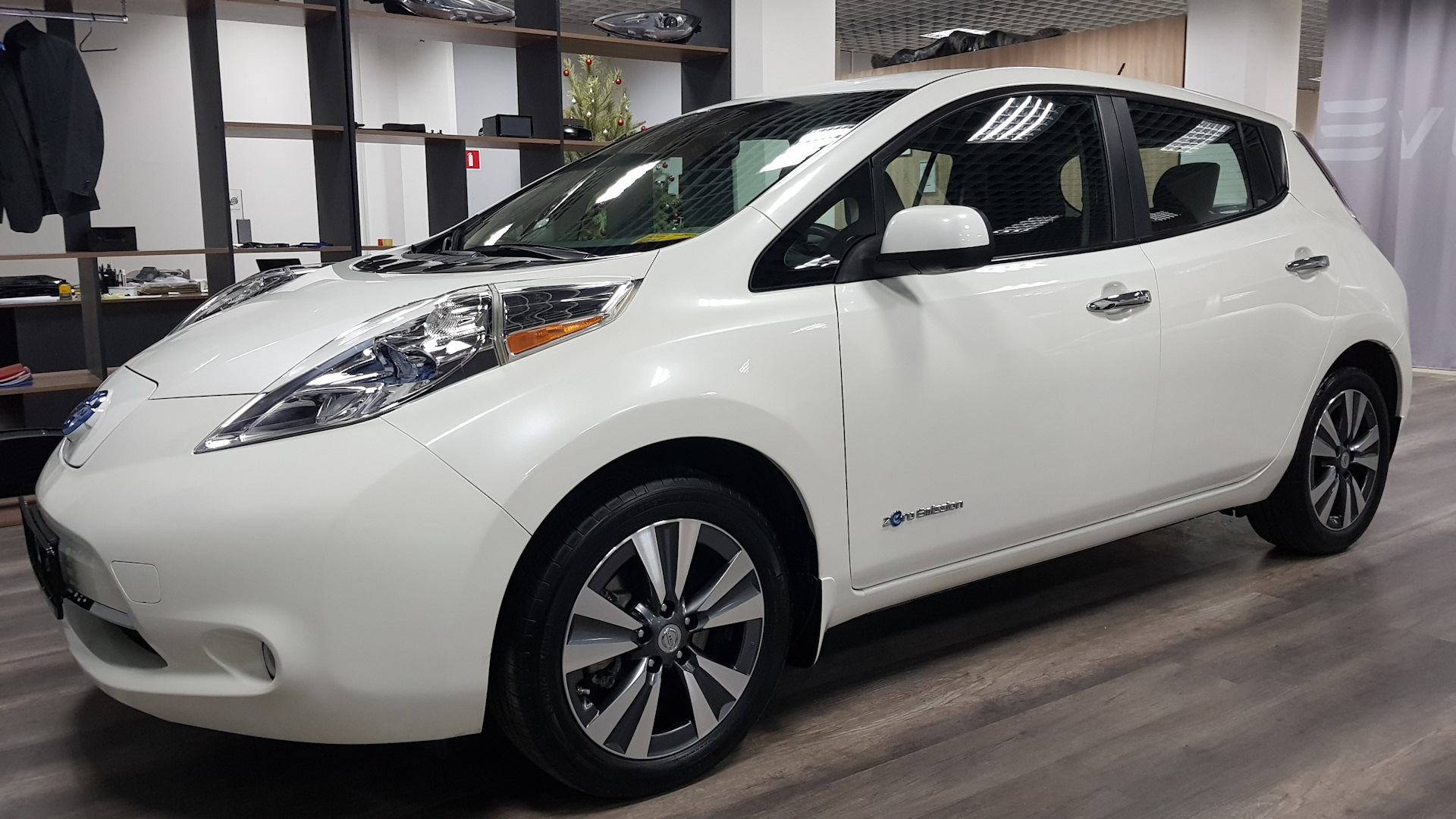 Ниссан лиф отзывы владельцев. Nissan Leaf электромобиль. Nissan Leaf 2015. Nissan Leaf s. Nissan Leaf 2017.