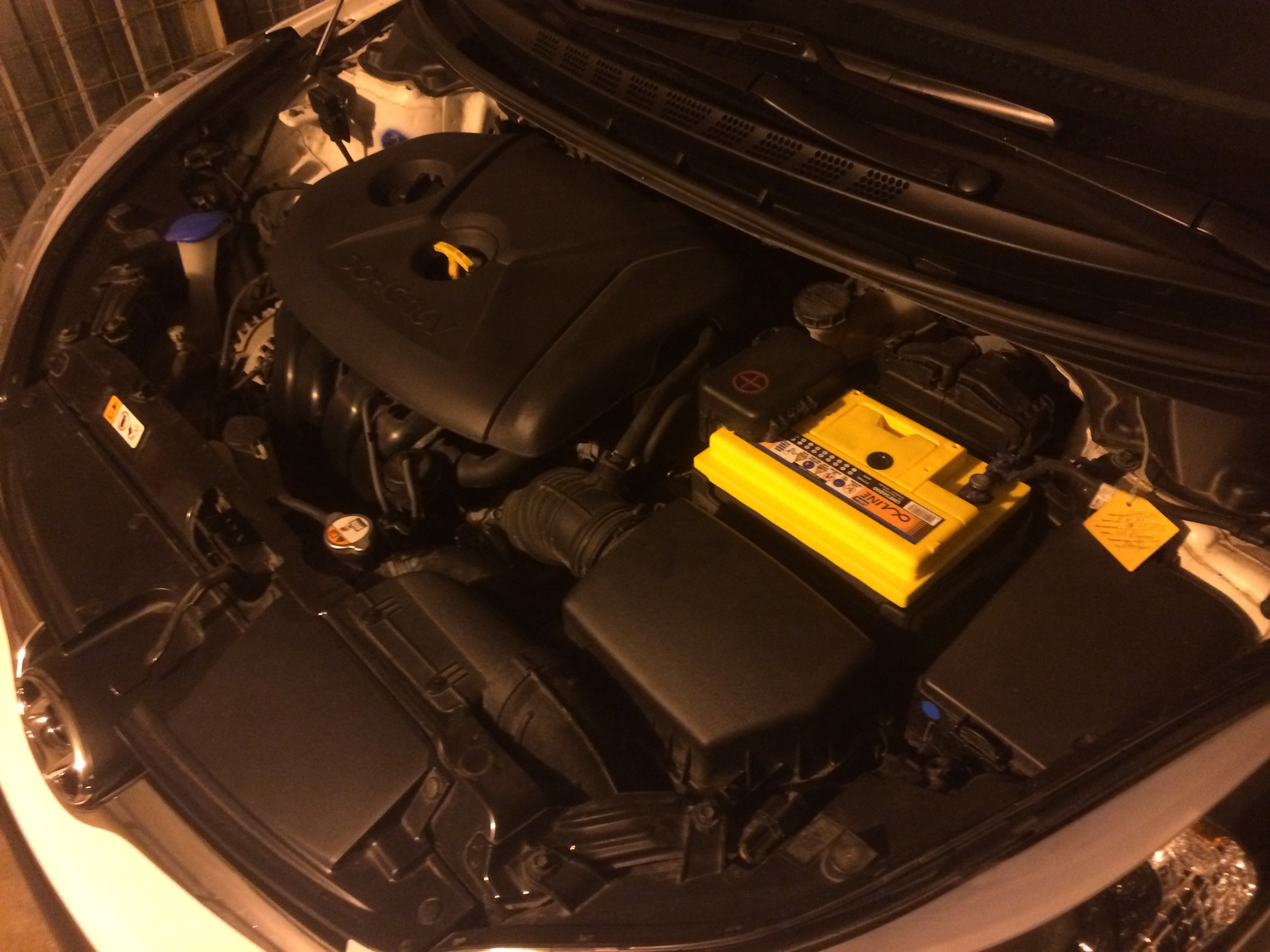 Аккумулятор 2015. Elantra Hyundai 2015 АКБ. Аккумулятор на Hyundai Elantra 2015. АКБ Элантра 5. Элантра 4 поколение АКБ.