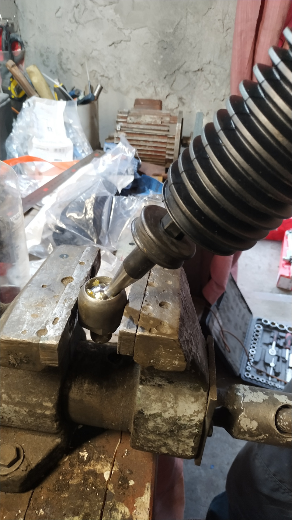 Новую тягу получилось повернуть только зажав в тиски. Чтобы как bmweast накрутить узел в сборе. — BMW 5 series (E39)