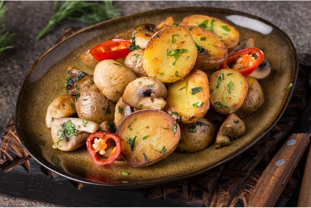 Рецепт запеченной картошки с овощами. Картошка с грибами. Карточки грибы. Картофель запеченный с грибами. Картофель жареный с грибами.