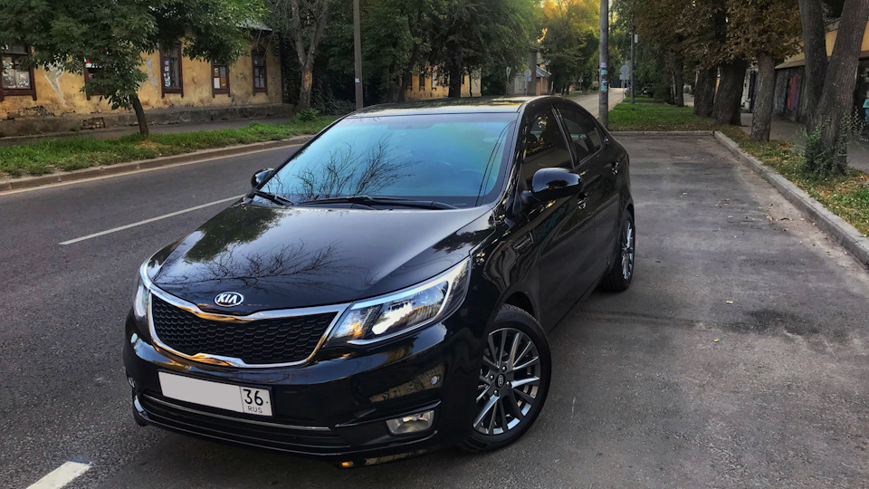Купить б/у Kia Rio III Рестайлинг 1.6 AT (123 л.с.) бензин автомат в Москве: чёр