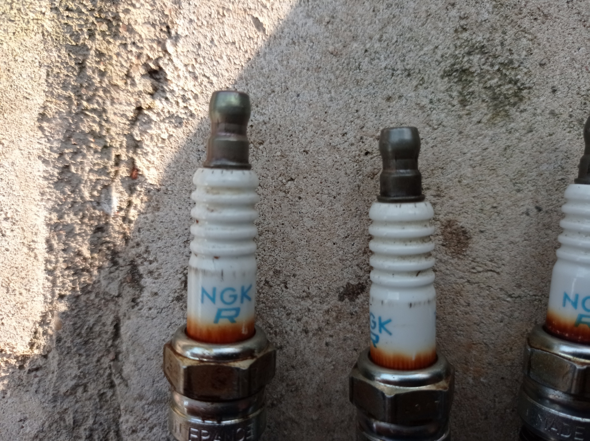 Замена свечей зажигания. Масло в свечных колодцах. — Ford Mondeo II, 1 ...