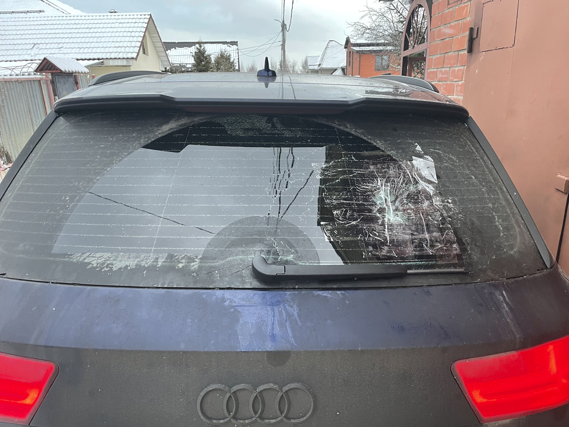 Разбитое заднее стекло. Разбитое заднее стекло машины. Разбить заднее стекло. Разбить заднее стекло. Битое тонированное стекло.