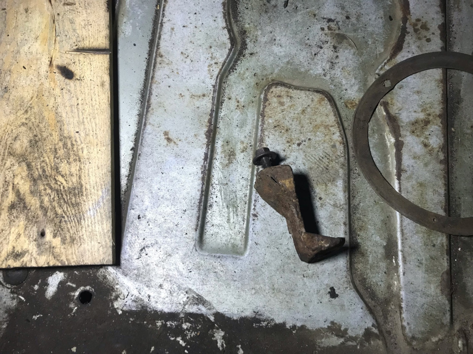 Таких должно быть два? — BMW 5 series (E28)